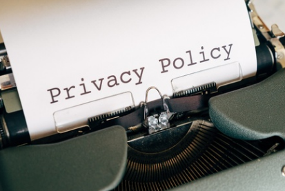 paper on a type writer that says 'Privacy policy'