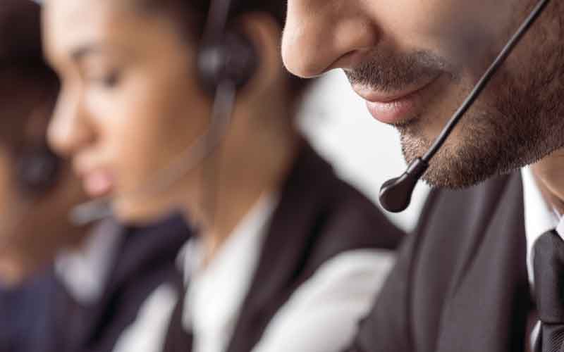 hit-leadership-call-center-operators-in-headsets